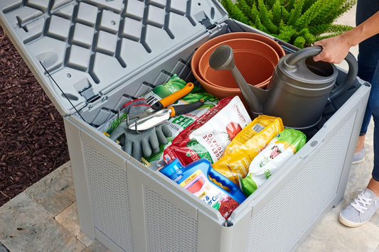 Rubbermaid Coffre De Terrasse D'extérieur Facile à Installer - Taille M - Résistant Aux Intempéries - Gris - Pour Pelouse, Jardin, Piscine, Rangement D'outils, Organisation De La Maison