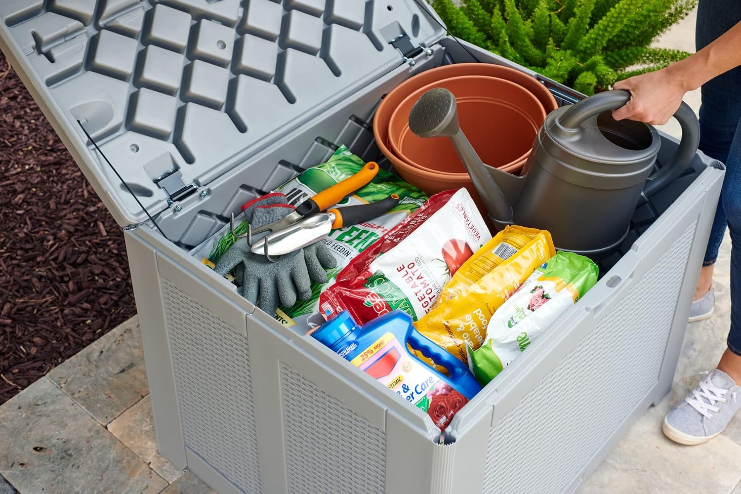  Rubbermaid Coffre De Terrasse D'extérieur Facile à Installer - Taille M - Résistant Aux Intempéries - Gris - Pour Pelouse, Jardin, Piscine, Rangement D'outils, Organisation De La Maison